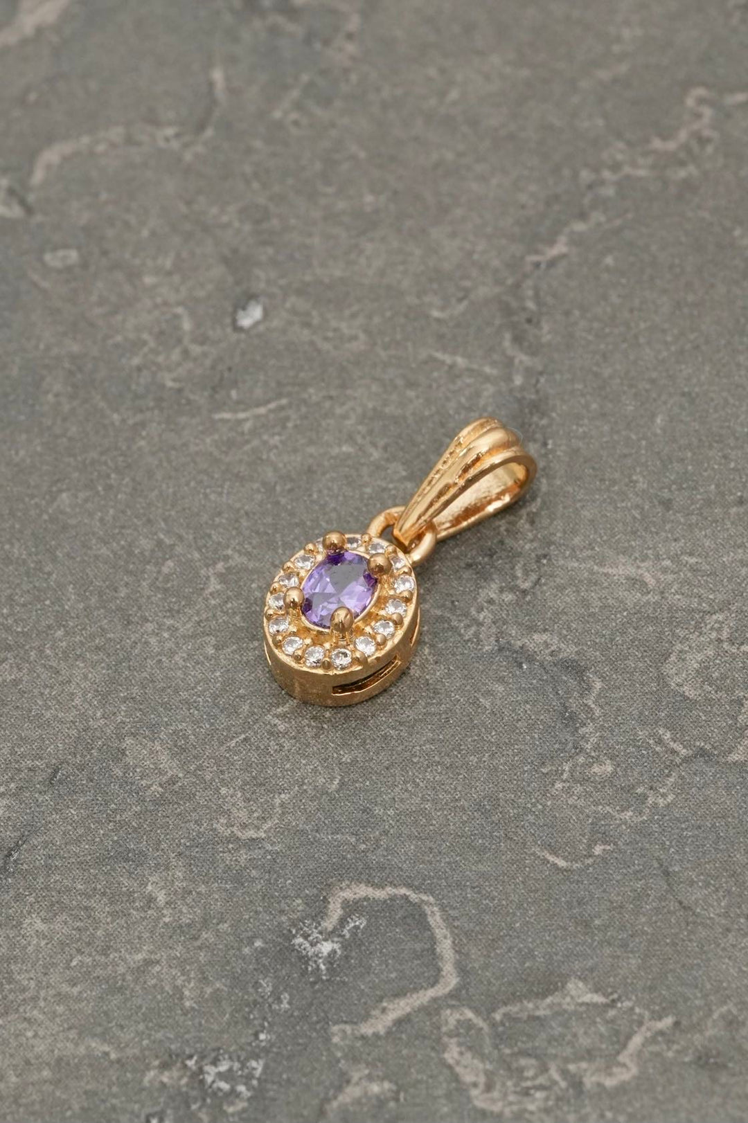 Dije con swarovski morado y blanco 1.15gr / Largo 1.6cm — Oro Amarillo