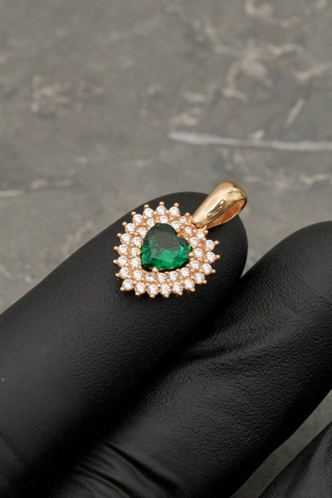 Dije de corazon con swarovski verde y blanco 2.4gr / Largo 2.0cm — Oro Amarillo