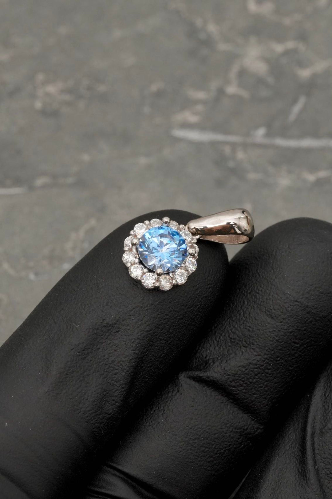 Dije flor con swarovski azul y blanco 1.85gr / Largo 1.7cm — Oro Blanco