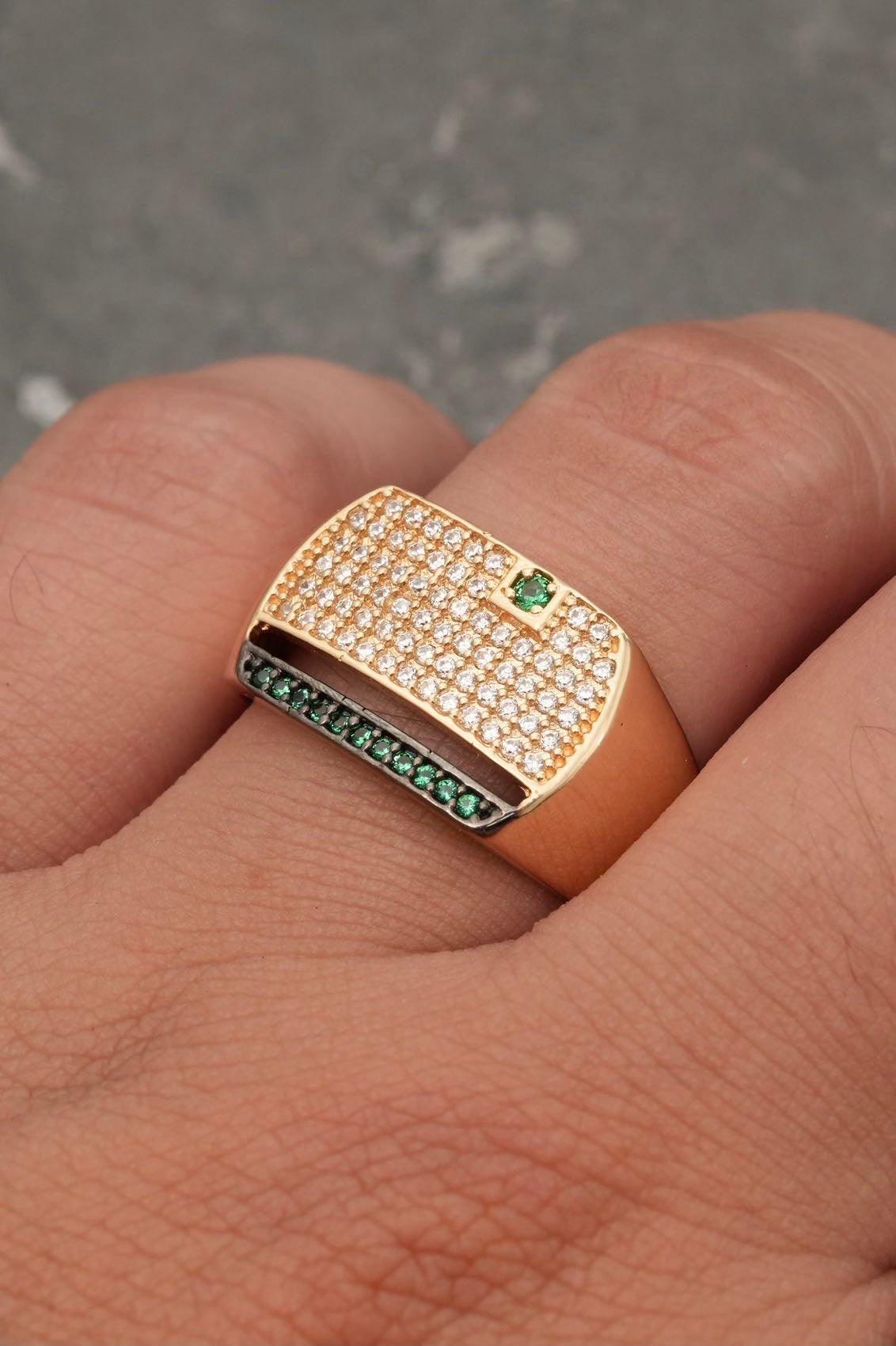 Anillo con swarovski verde y blanco 6.55gr / TALLA 10 1/4 / Oro Amarillo Nac*