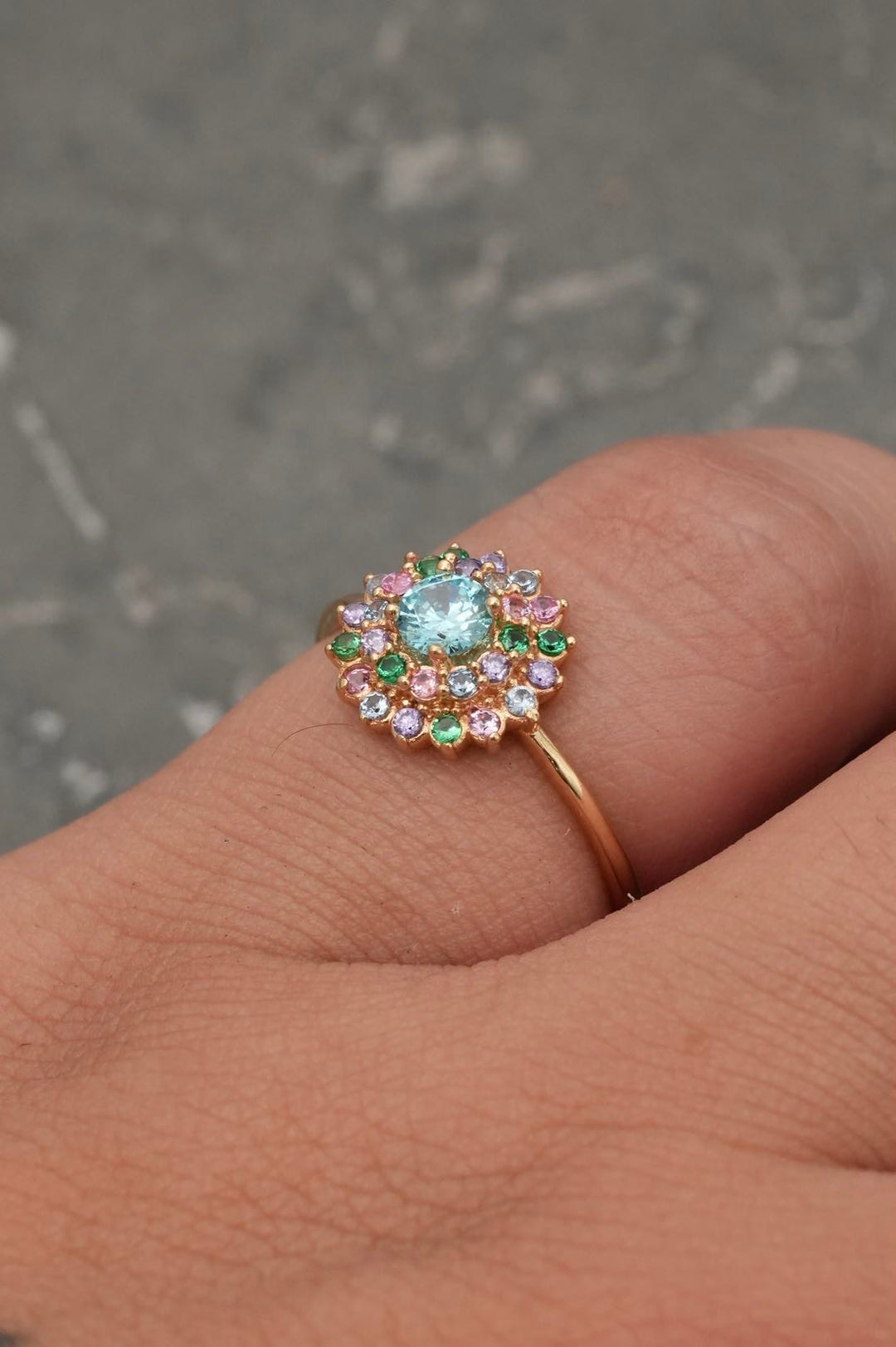 Solitario flor con swarovski multicolor 2.4gr / Talla 6 1/2 — Oro Amarillo