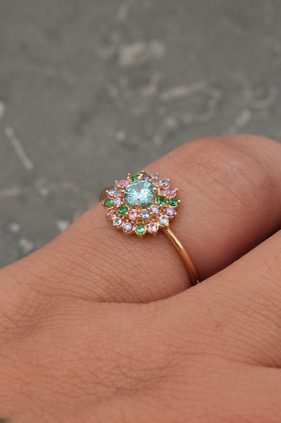 Solitario flor con swarovski multicolor 2.4gr / TALLA 6 1/2 / Oro Amarillo Nac*