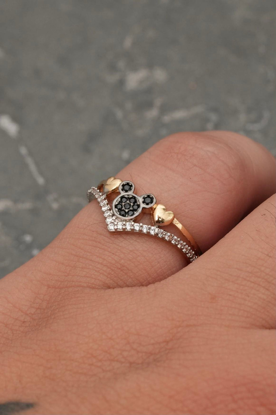 Anillo de mickey mouse con swarovski negro y blanco 2.35gr / Talla 6 3/4 — Oro Amarillo