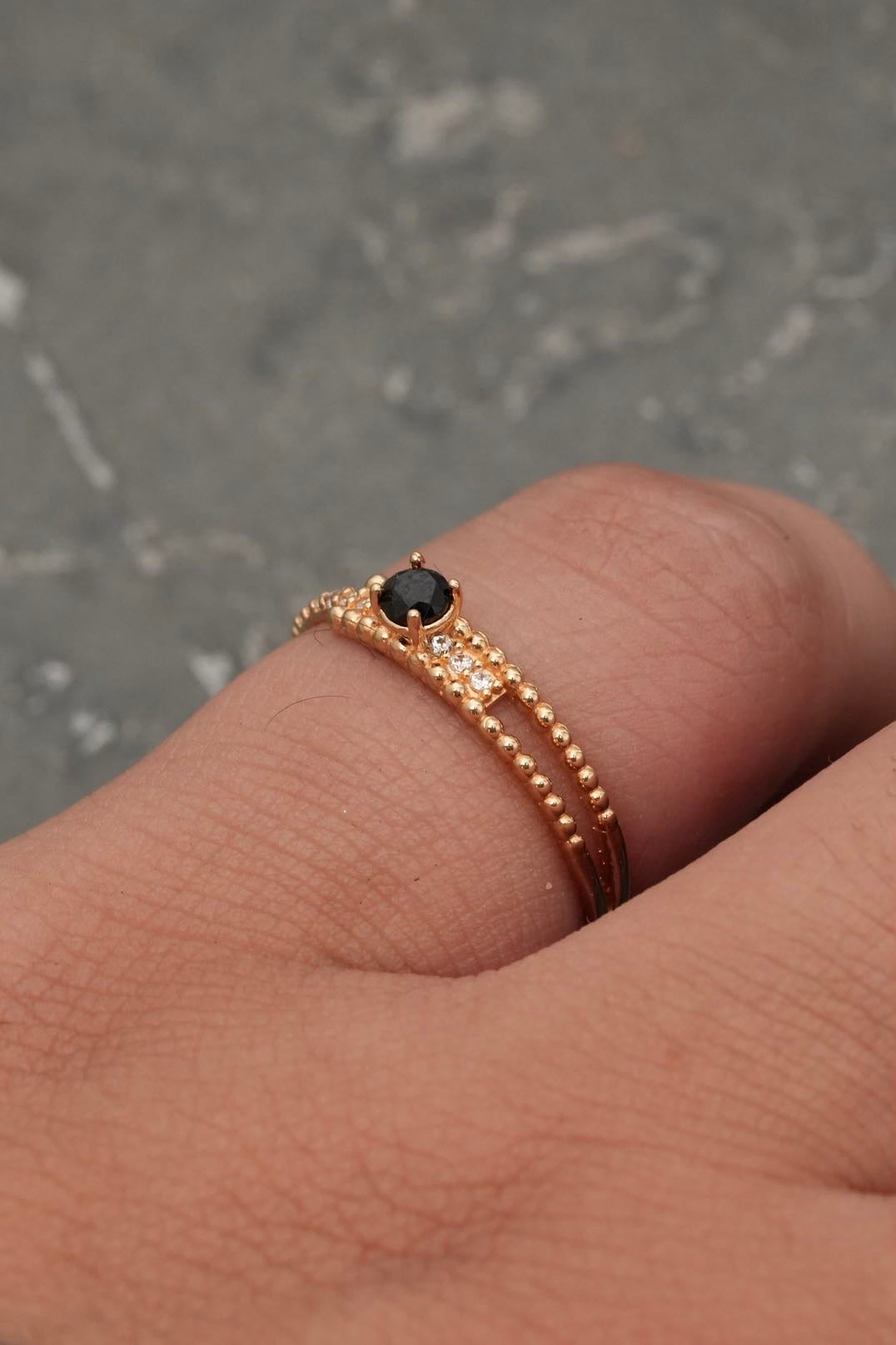 Solitario con swarovski negro y blanco 1.35gr / TALLA 6 1/2 / Oro Amarillo Nac B