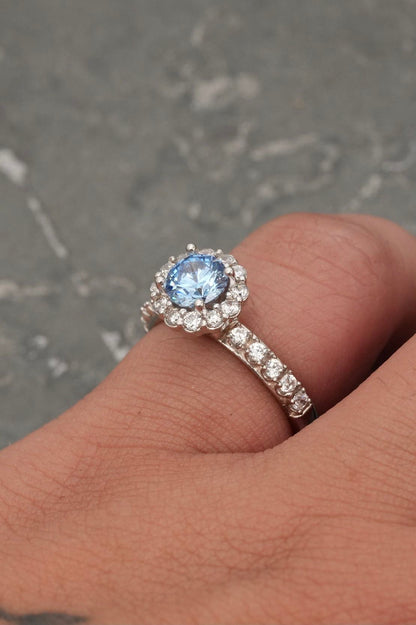 Solitario flor con swarovski azul y blanco 4.4gr / Talla 6 3/4 / Oro Blanco Nac M