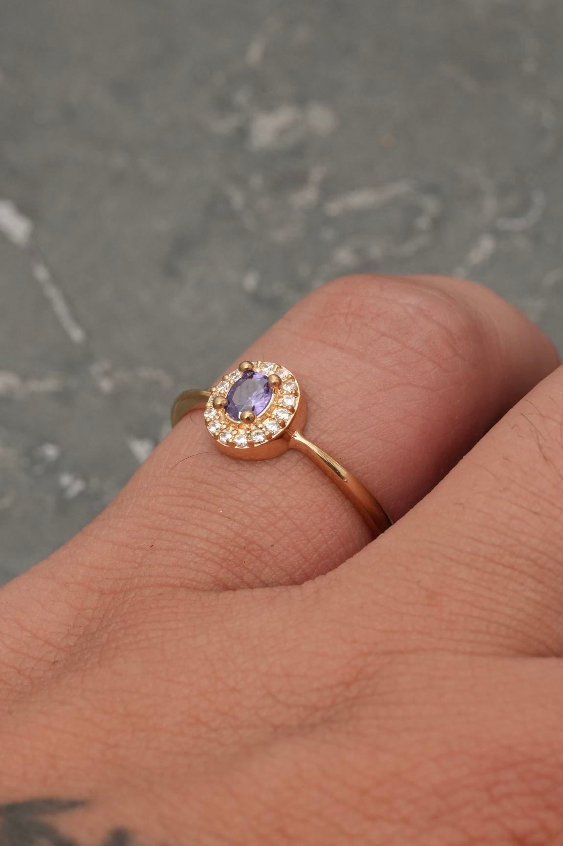 Solitario con swarovski morado y blanco 2.1gr / Talla 7 1/2 / Oro Amarillo Nac M