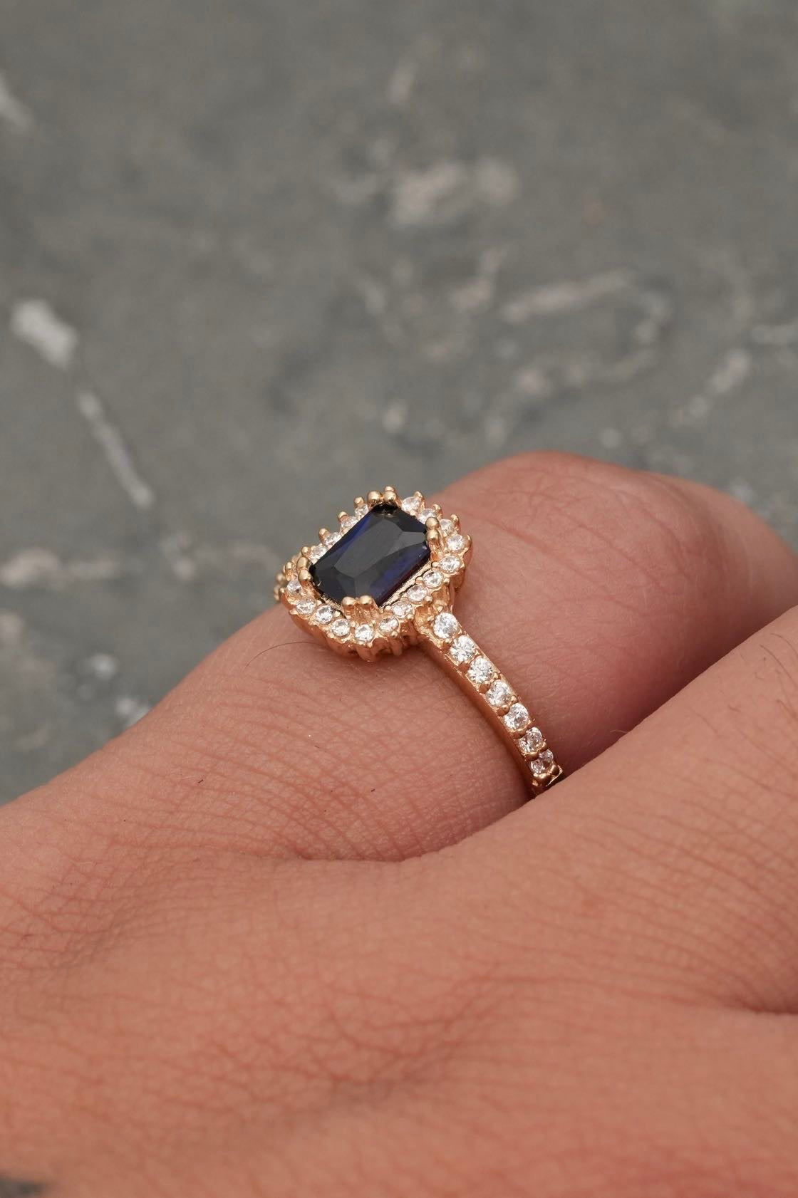 Solitario con Swarovski azul y blanco 2.7gr / Talla 6 / Oro Amarillo Nac M