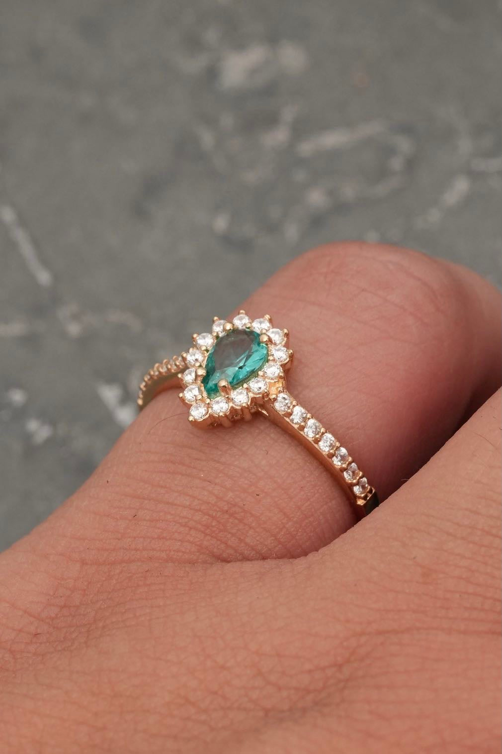 Solitario gota con Swarovski azul y blanco 2.4gr / Talla 7 1/2 / Oro Amarillo Nac M