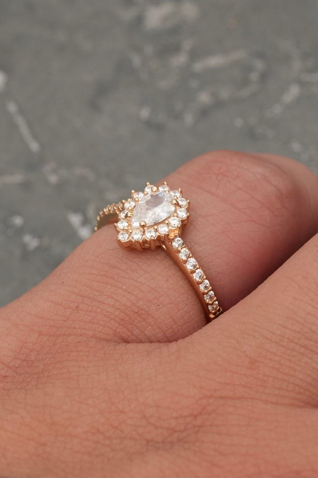 Solitario con swarovskis blancos 2.4gr / Talla 6 3/4 / Oro Amarillo Nac M