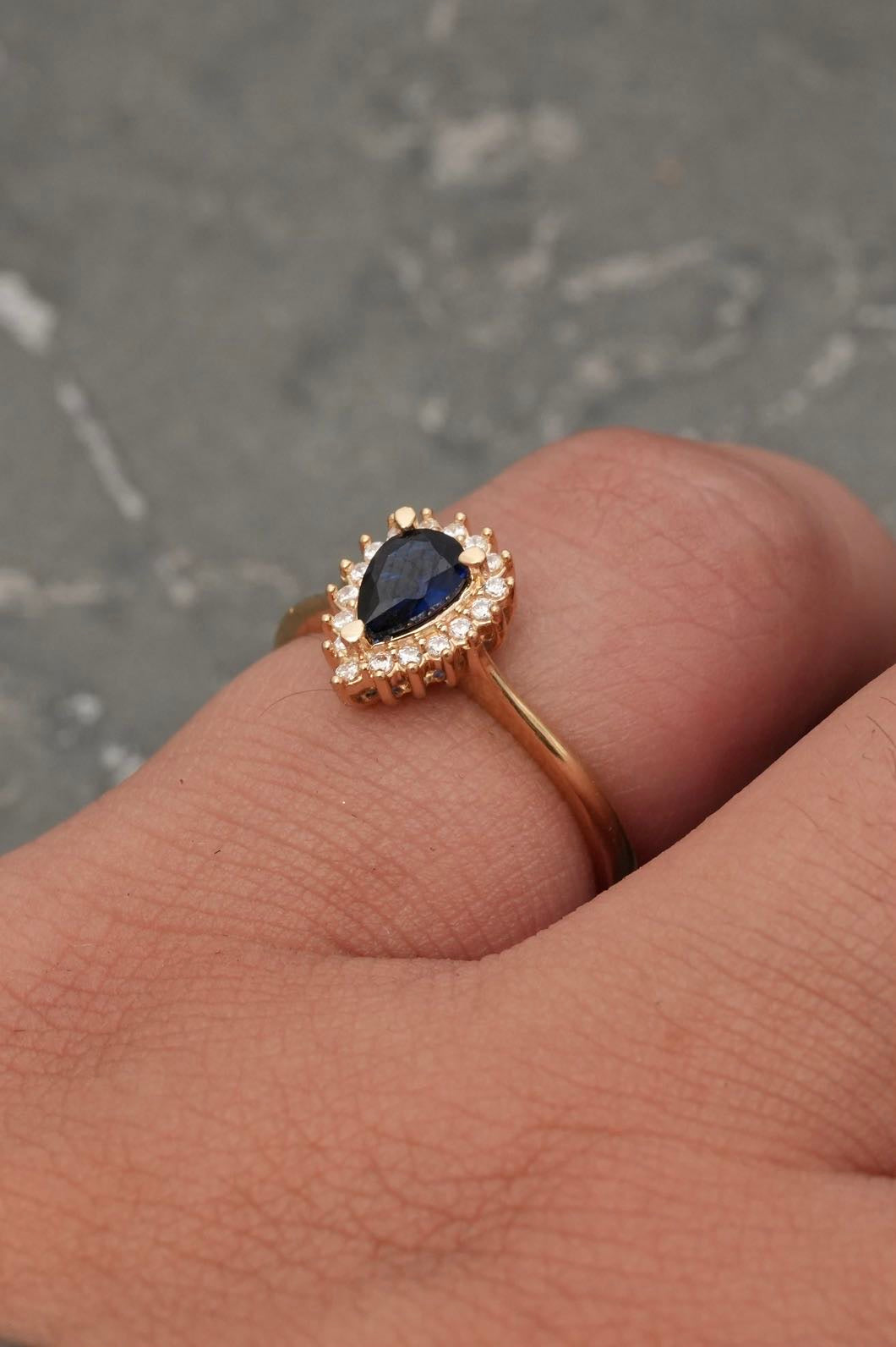 Solitario lagrima con swarovski azul y blanco 2.3gr / Talla 6 1/4 / Oro Amarillo Nac M