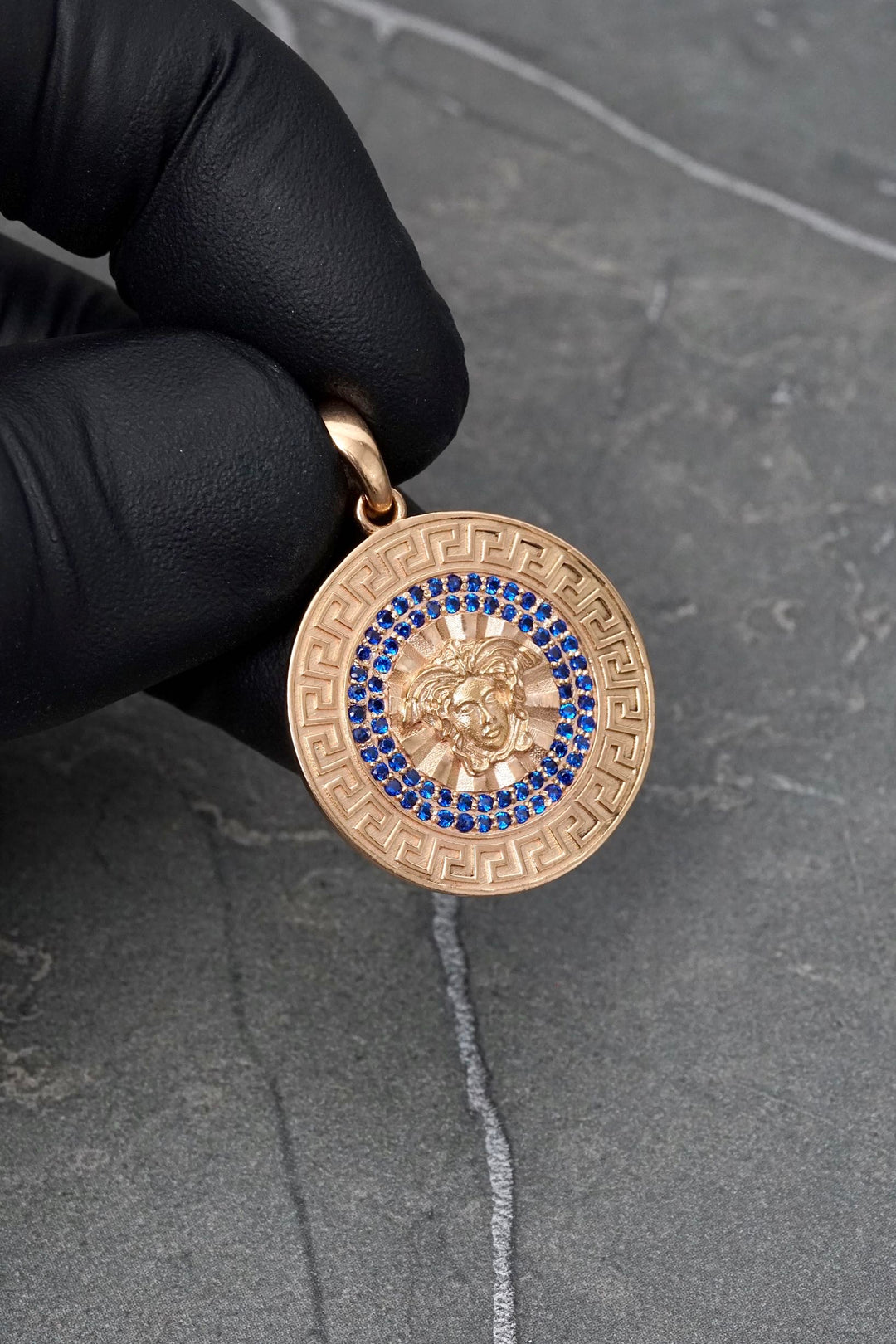 Dije medusa con swarovski azul 5.75gr / Largo 3.1cm — Oro Rosado