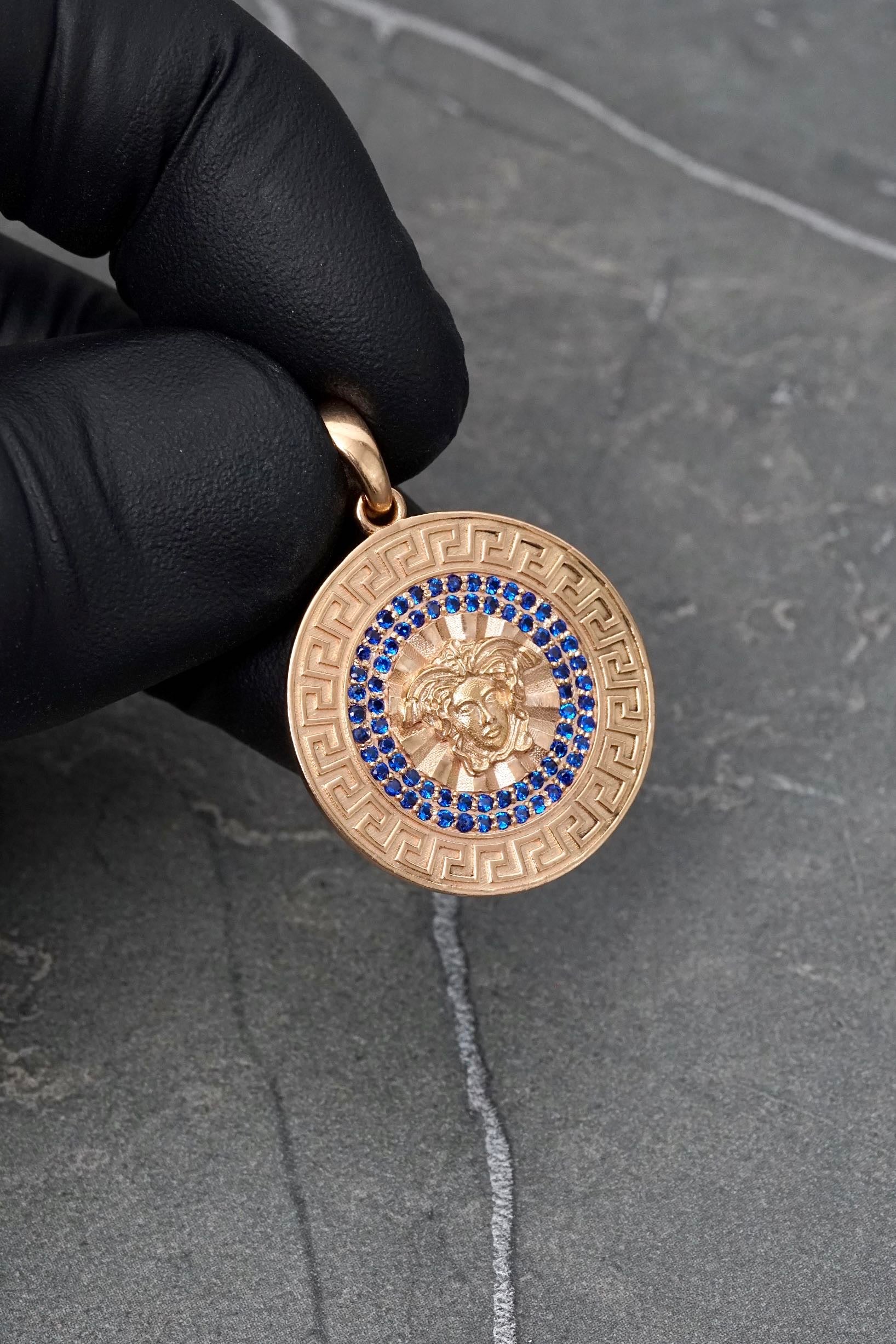 Dije medusa con swarovski azul 5.75gr / Largo 3.1cm — Oro Rosado