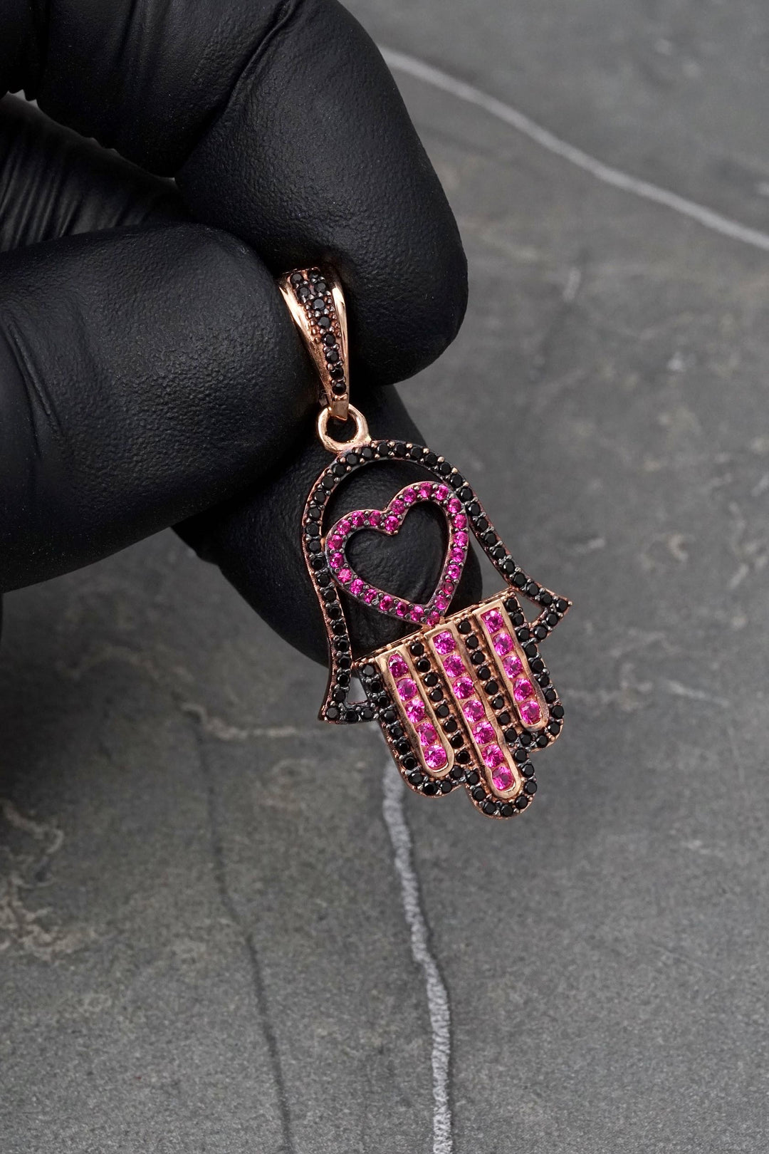 Dije mano hs con swarovski negro y fucsia 4.4gr / Largo 4cm — Oro Rosado