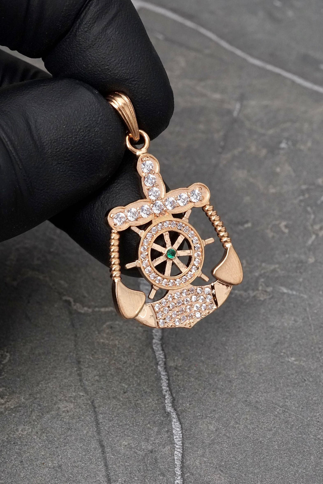 Dije ancla con timon swarovski verde y blanco 6.7gr / Largo 3.9cm — Oro Rosado