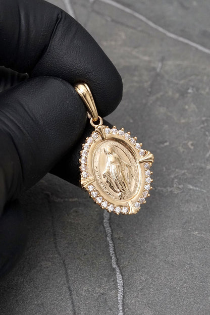 Dije virgen de la milagrosa con swarovski blanco 4.95gr / Largo 3.3cm — Oro Amarillo