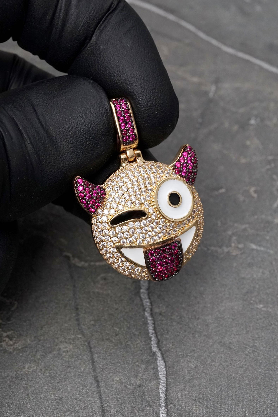 Dije emoji con swarovski fucsia y blanco 7.75gr / Largo 3.3cm — Oro Amarillo
