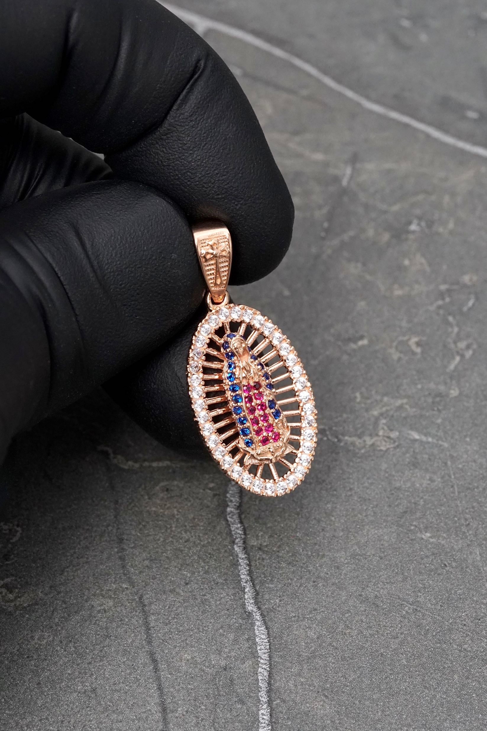 Dije virgen de guadalupe con swarovski multicolor 3.4gr / Largo 3.2cm — Oro Rosado