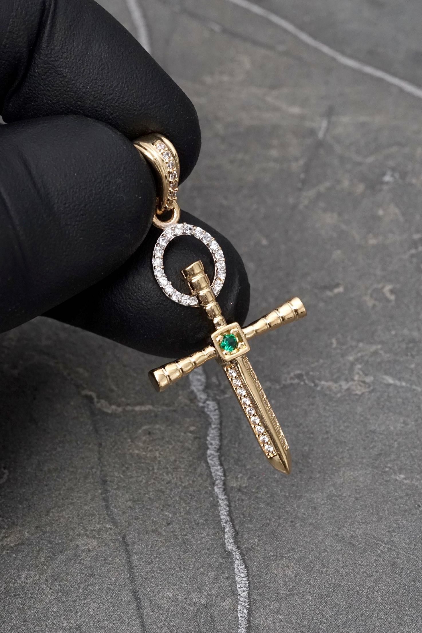 Dije cruz clavo con swarovski verde y blanco 3.55gr / Largo 4.2cm — Oro Amarillo