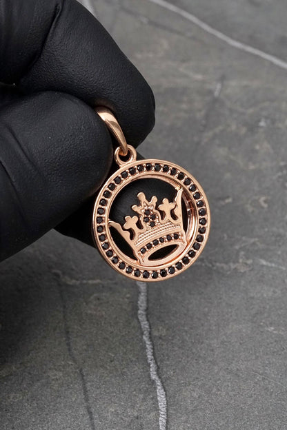 Dije corona con swarovski negro 5.1gr / Largo 3.1cm — Oro Rosado