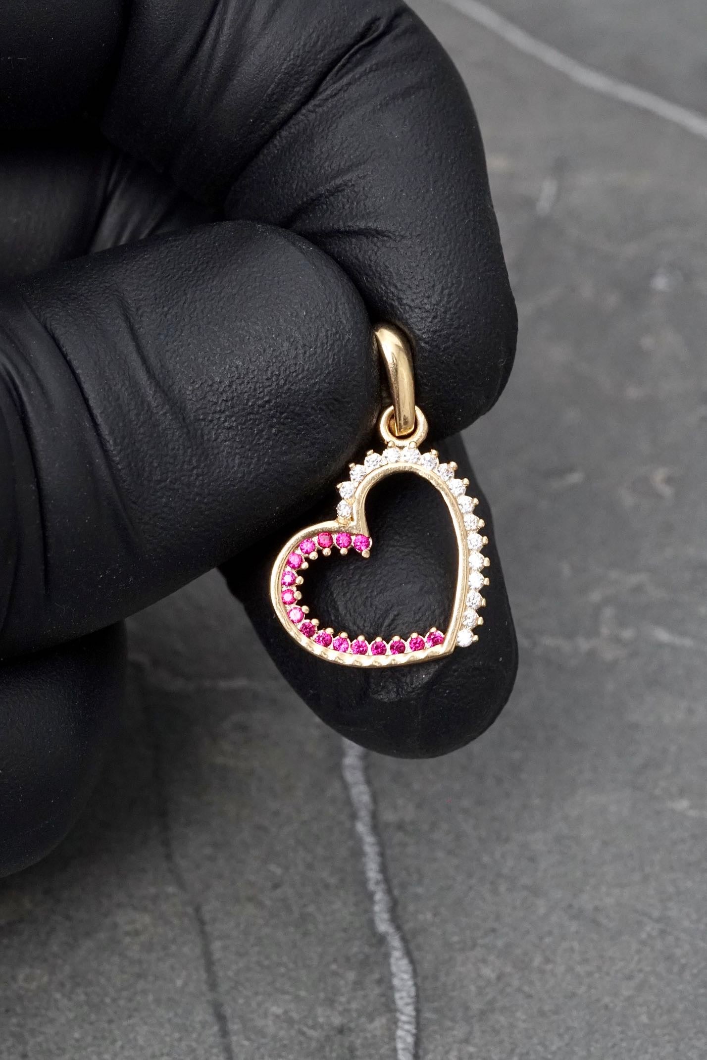 Dije corazon con swarovski fucsia y blanco 1.2gr / Largo 2.1cm / Oro Amarillo Nac*