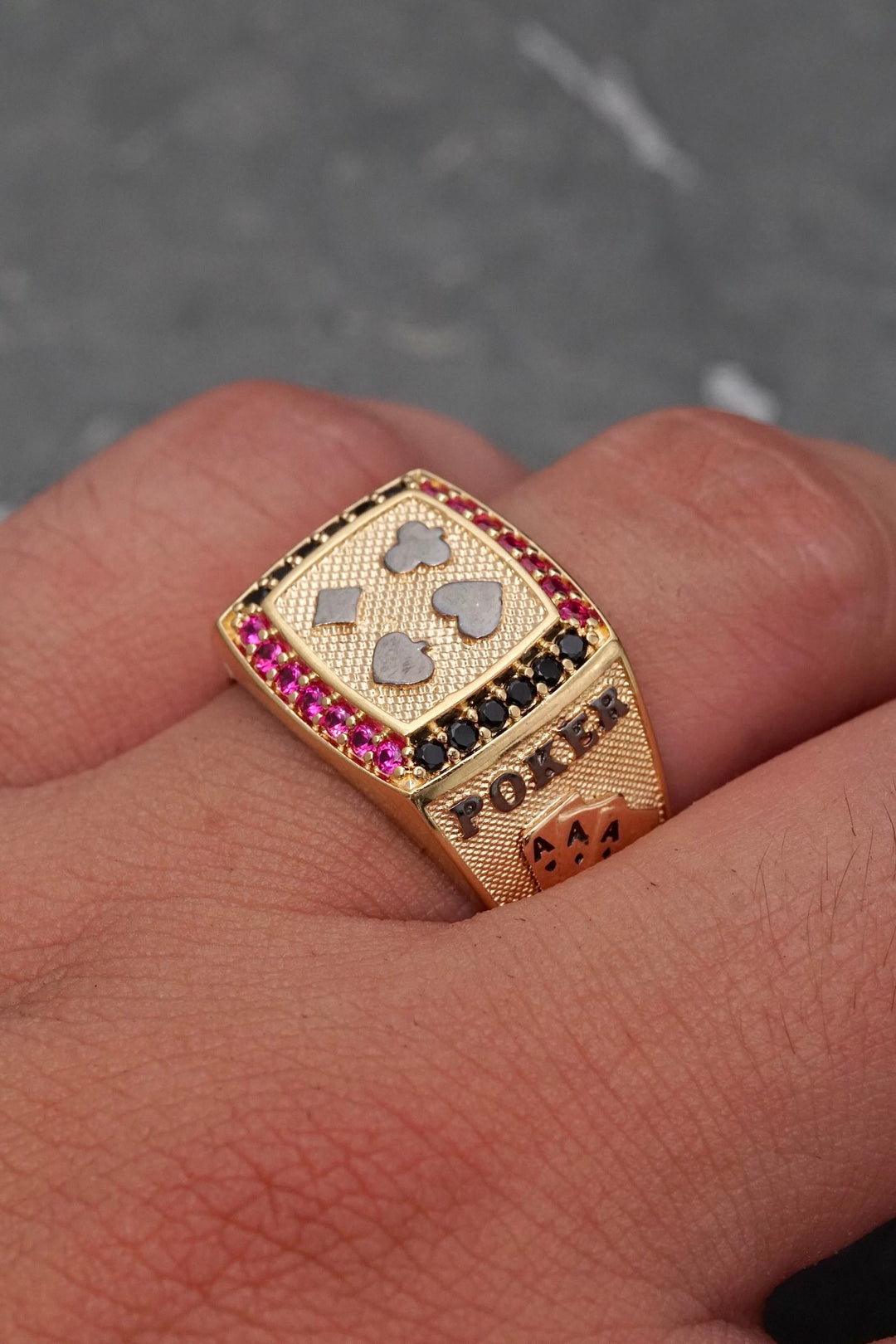 Anillo poker con swarovski fucsia y negro 8.95gr / Talla 9 1/4 — Dos Oros