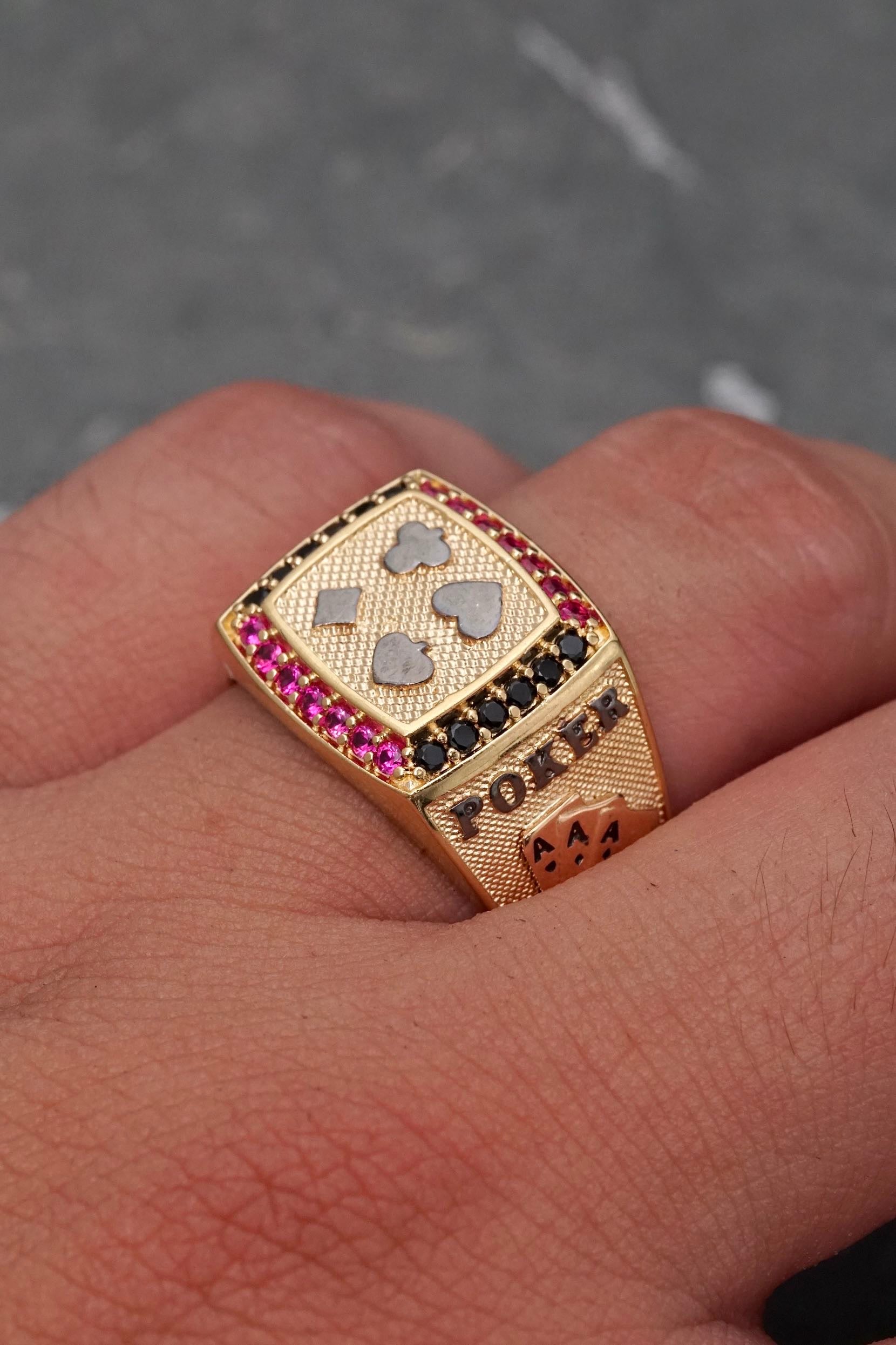 Anillo poker con swarovski fucsia y negro 8.95gr / Talla 9 1/4 / Dos Oros Nac*