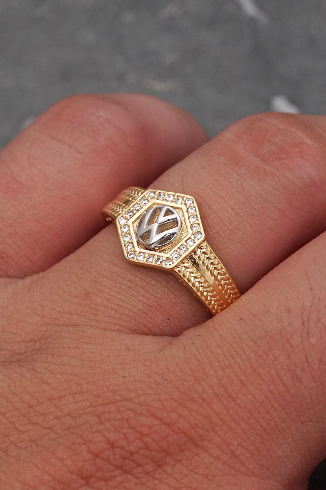 Anillo volkswagen con swarovski blanco 5.25gr / Talla 8 3/4  — Dos Oros