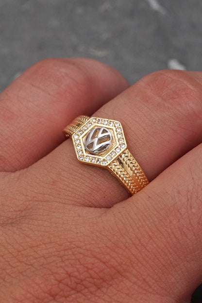 Anillo volkswagen con swarovski blanco 5.25gr / Talla 8 3/4 / Dos Oros Nac*