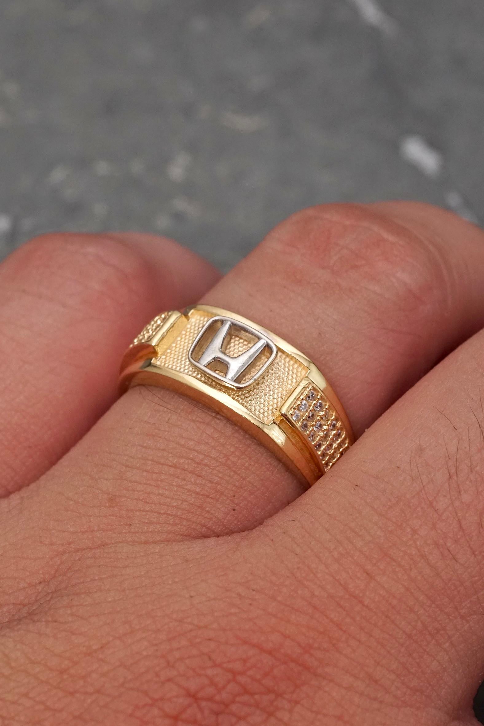 Anillo honda con swarovski blanco 6.05gr / Talla 8 1/2 / Dos Oros Nac*
