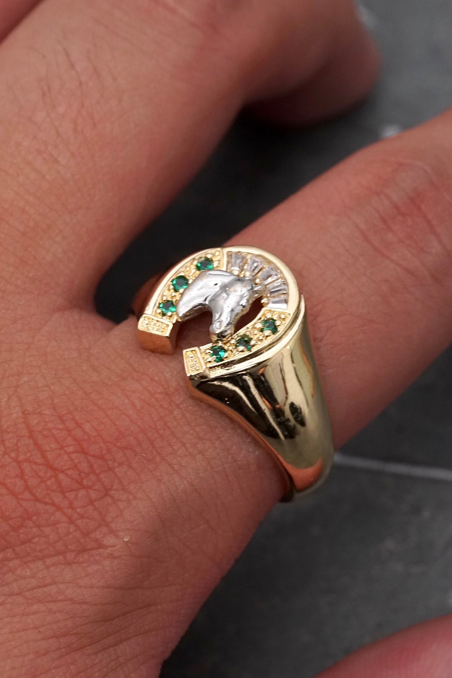 Anillo herradura de caballo con swarovski verde y blanco 6.2gr / Talla 11 / Dos Oros Nac*