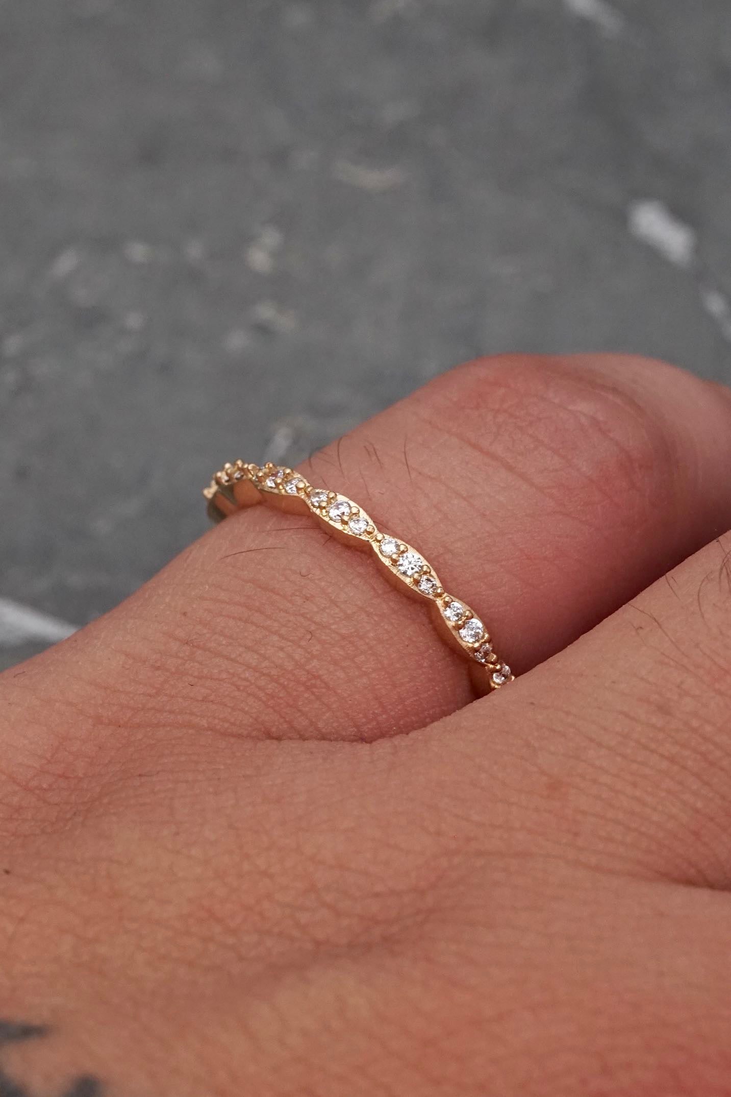 Anillo con swarovski blanco 1.5gr / Talla 7 3/4 / Oro Amarillo Nac*