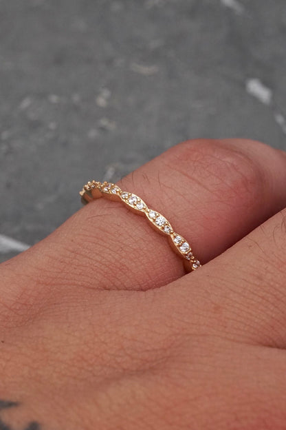 Anillo con swarovski blanco 1.5gr / Talla 7 3/4 / Oro Amarillo Nac*