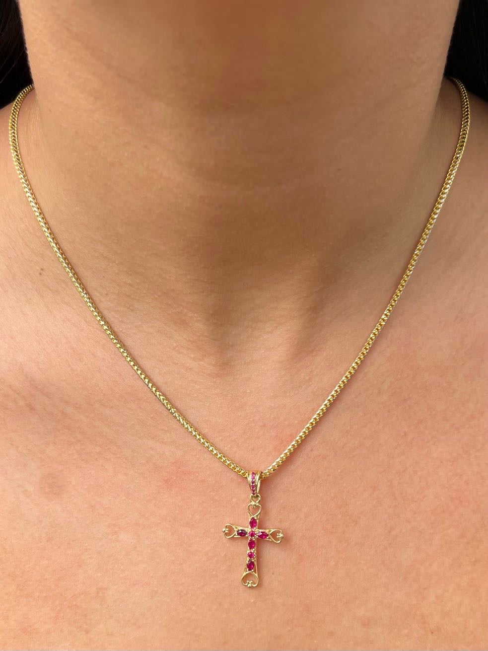 Dije cruz con swarovski fucsia 1.8gr / Largo 3.2cm — Oro Amarillo