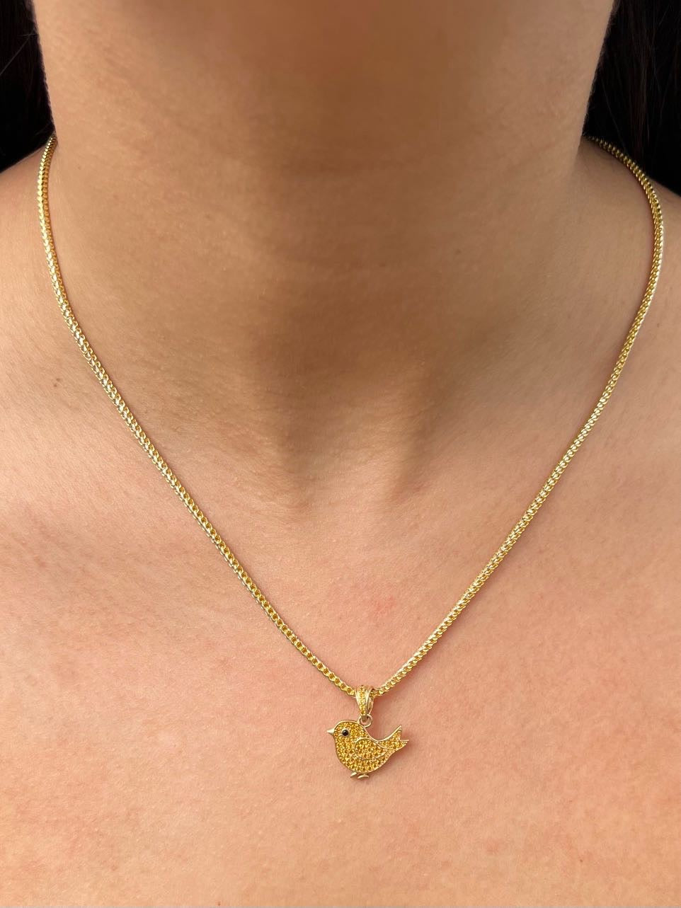 Dije de pollo con swarovski amarillo 1.6gr / Largo 2 cm — Oro Amarillo