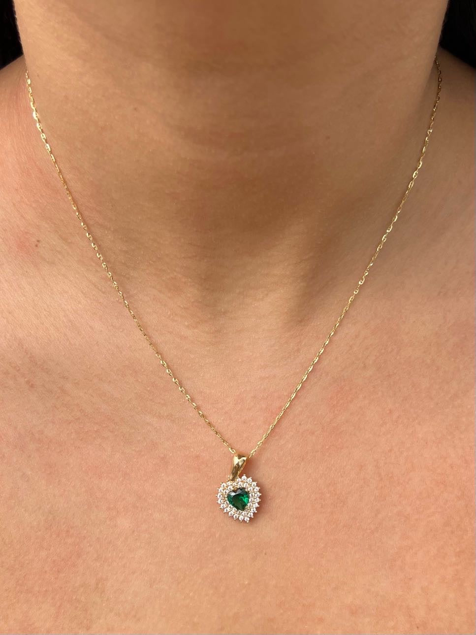 Dije de corazon con swarovski verde y blanco 2.4gr / Largo 2.0cm — Oro Amarillo