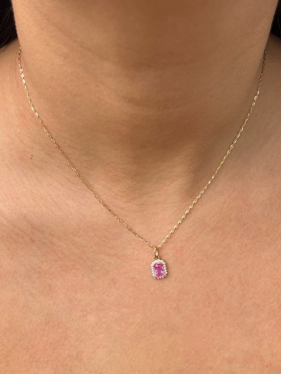 Dije con swarovski fucsia y blanco 0.9gr / Largo 1.5cm — Oro Amarillo