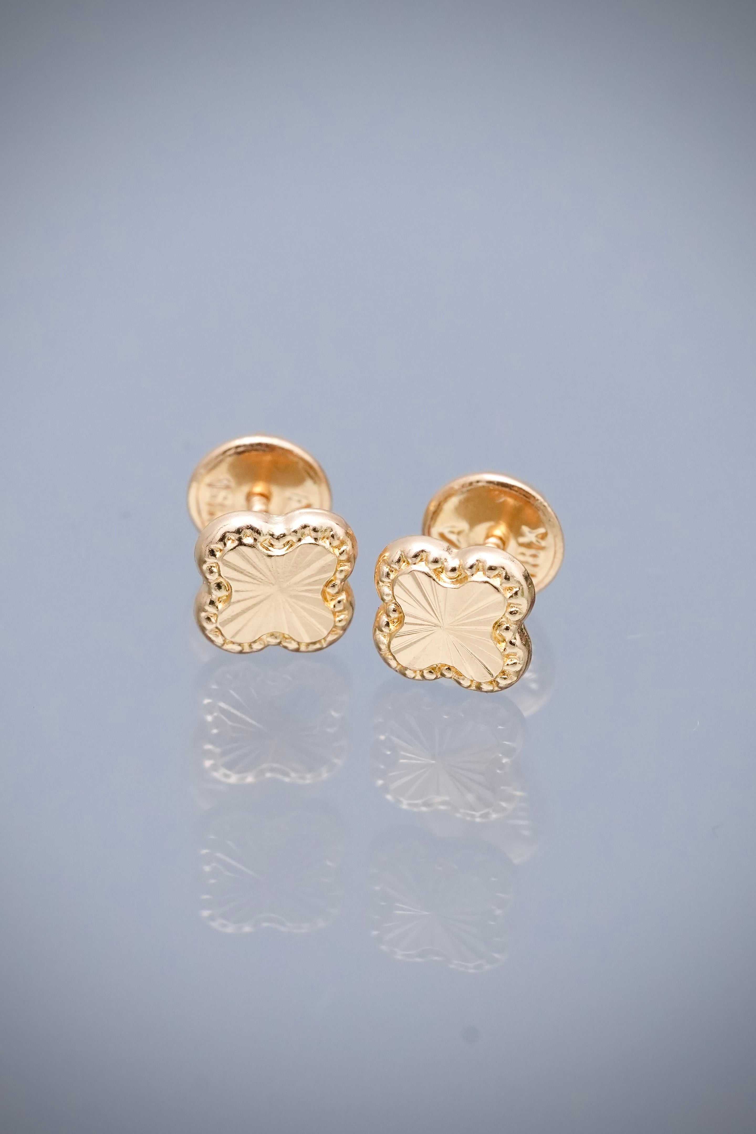 Topos lucky clover diamantados 0.65gr / Largo 0.6cm — Oro Amarillo