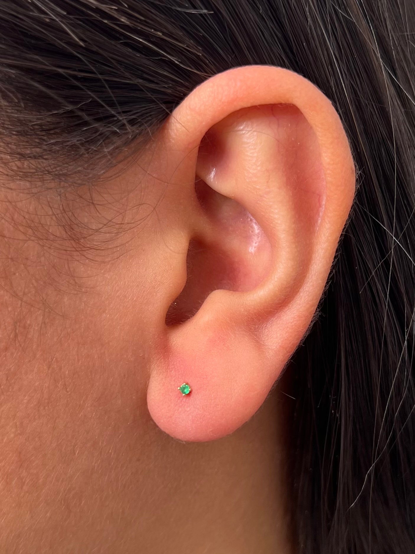 Topos con 3pts de esmeralda 0.4gr / Largo 0.18cm / Oro Amarillo (Joya) M