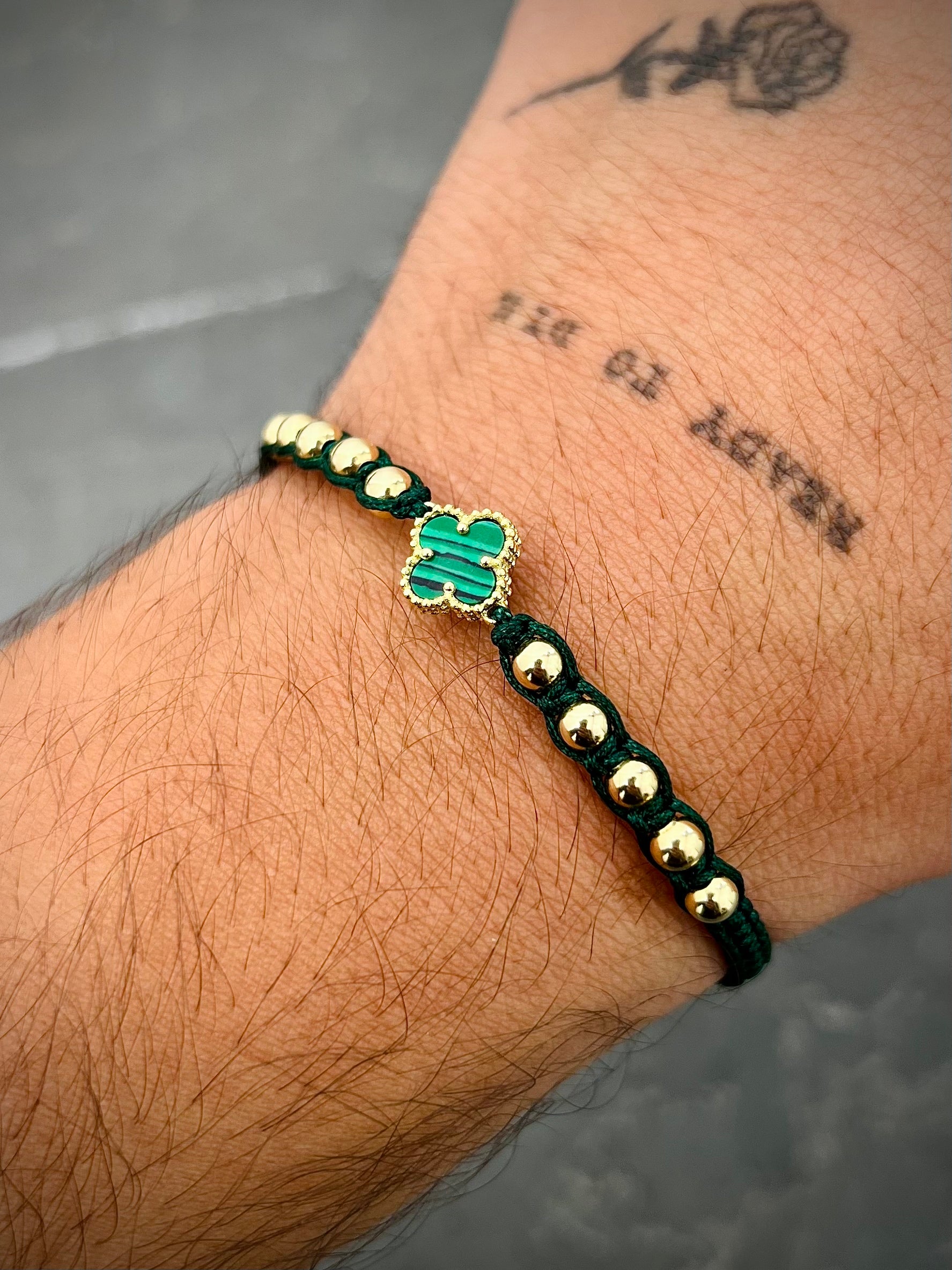 Pulsera en hilo verde con herraje lucky clover y bolas lisas 1.8gr / Oro Amarillo (Joya) M