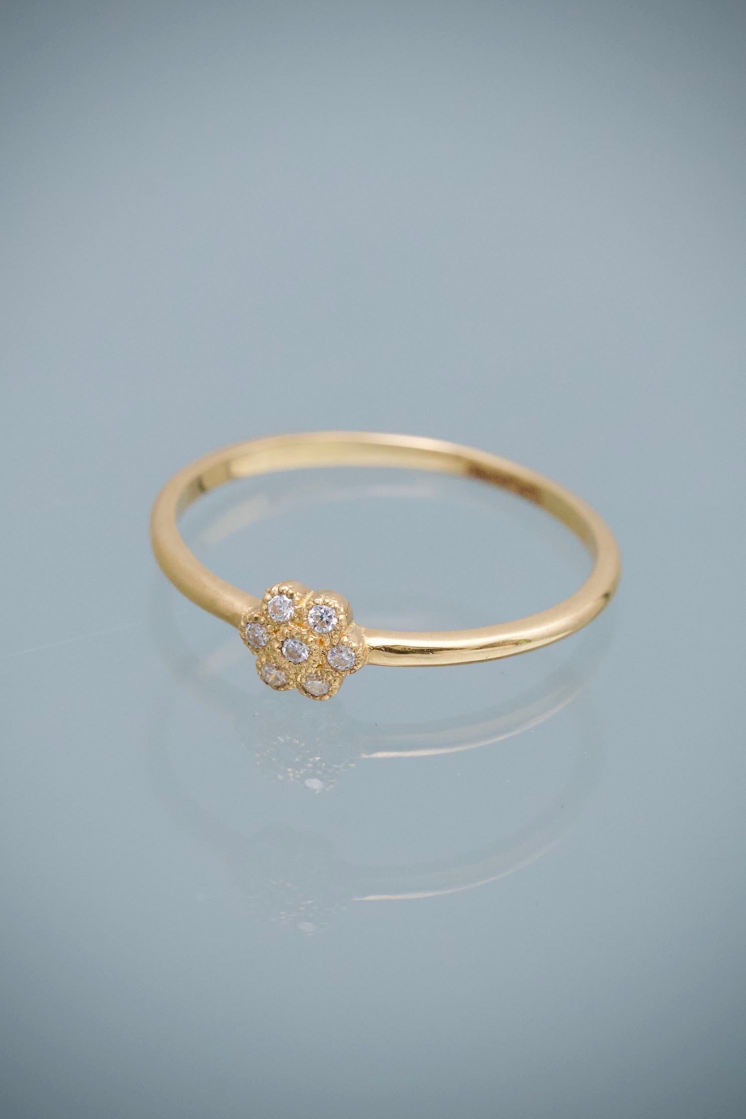Anillo Flor con 6pts de Moissanitas Blancas 1.2gr / Talla 6 1/4 — Oro Amarillo
