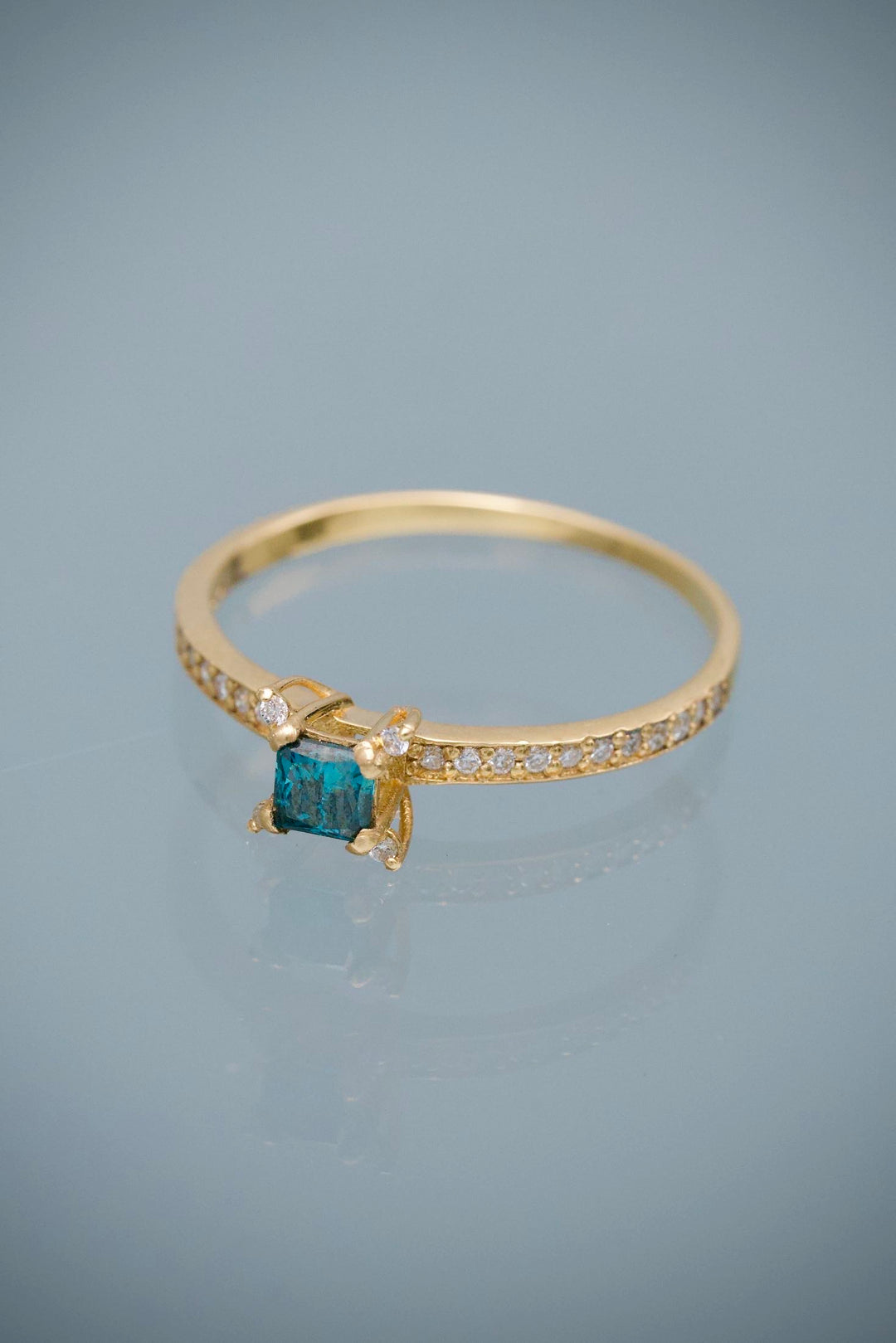 Solitario con 20pts de Diamante Azul y 9pts de Diamante Blanco 1.35gr / Talla 6 — Oro Amarillo