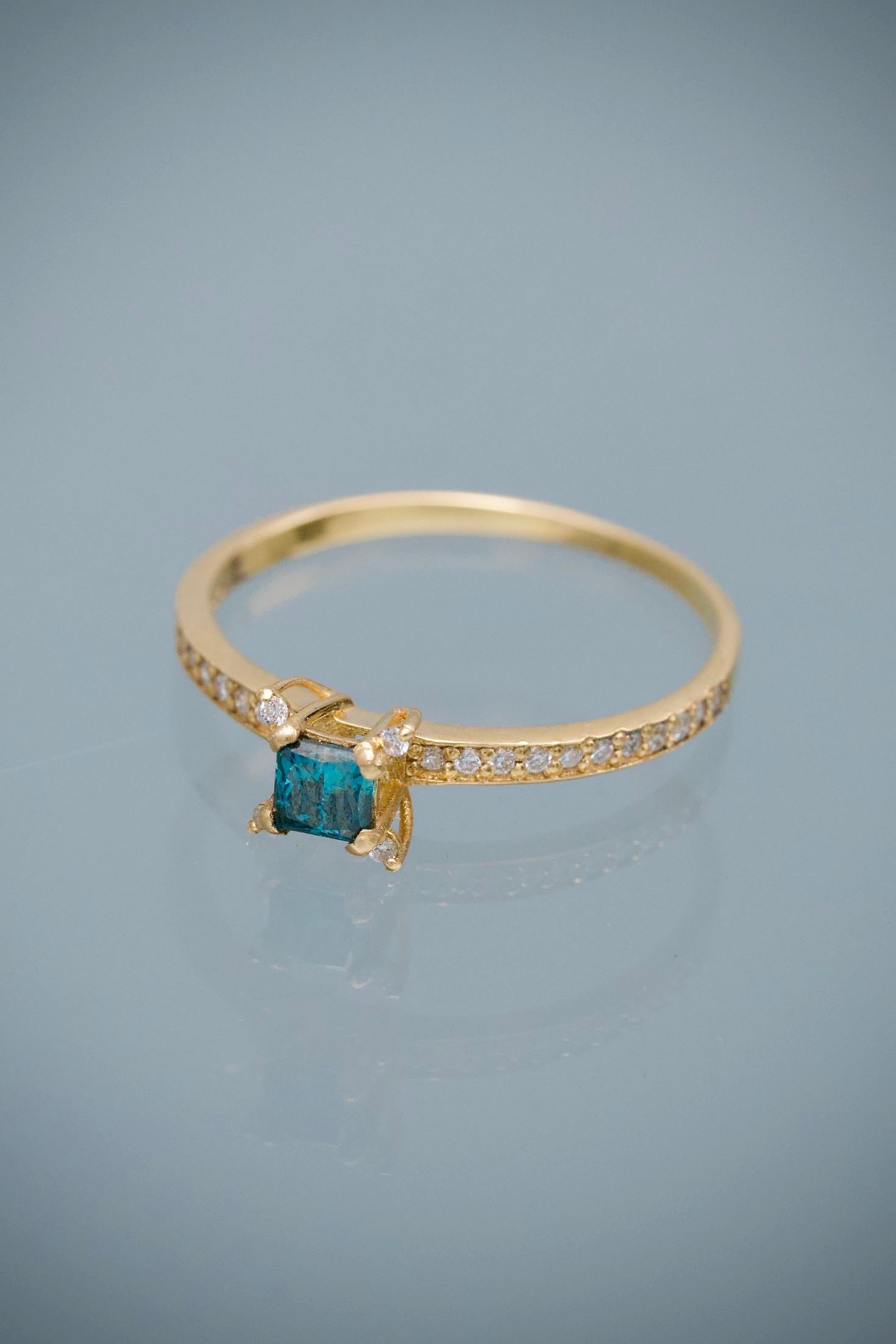 Solitario con 20pts de Diamante Azul y 9pts de Diamante Blanco 1.35gr / Talla 6 — Oro Amarillo