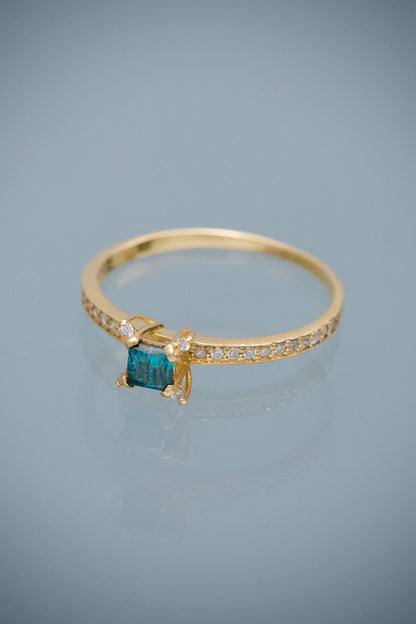 Solitario con 20pts de Diamante Azul y 9pts de Diamante Blanco 1.35gr / Talla 6 — Oro Amarillo