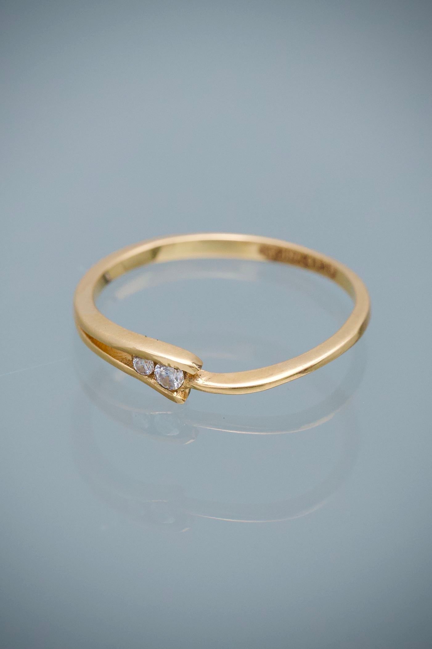 Anillo con 4pts de Moissanitas 1.35gr / Talla 6 3/4 — Oro Amarillo