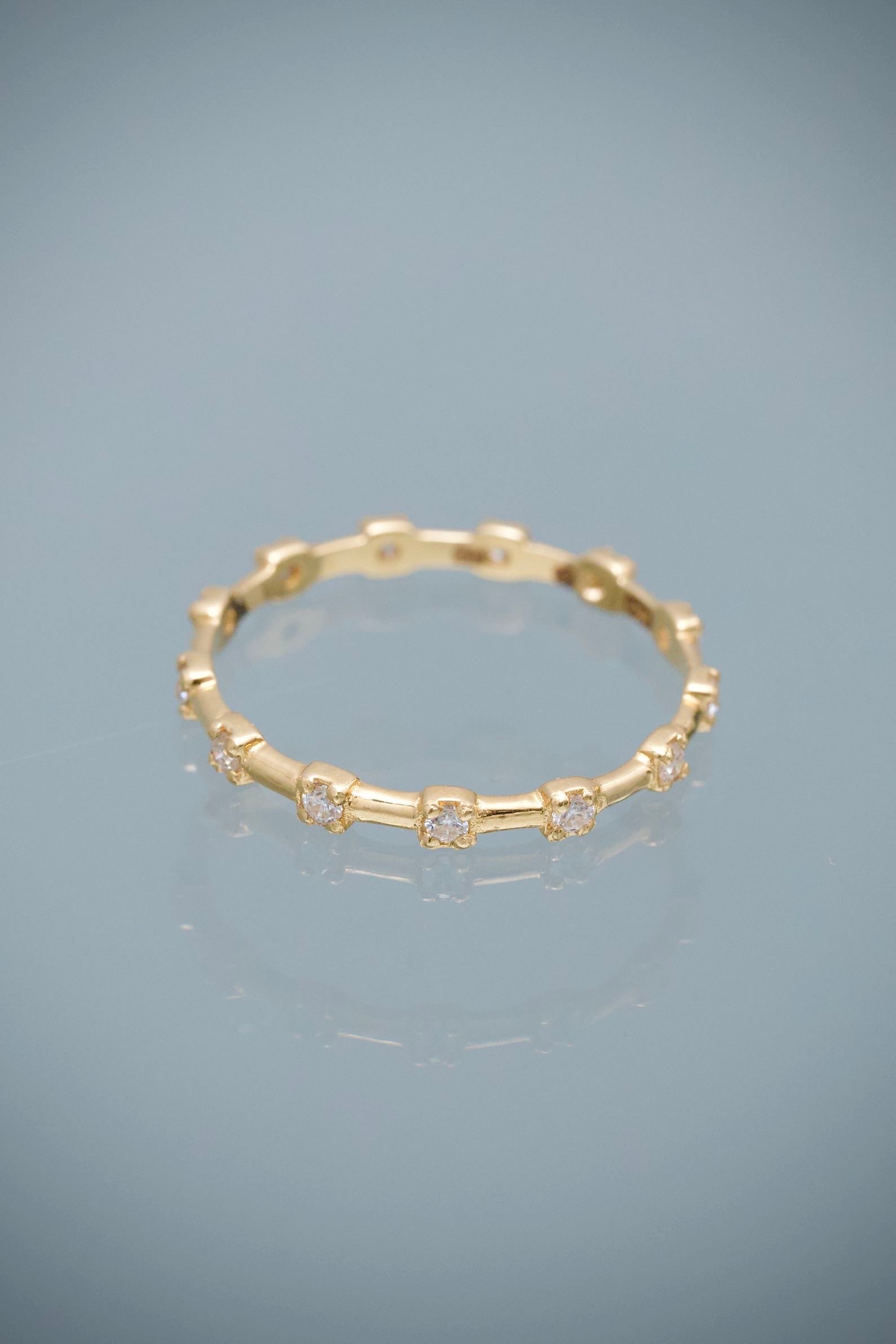 Anillo con 21pts de Moissanitas 1.1gr / Talla 6 1/4 — Oro Amarillo
