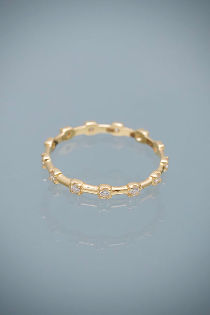 Anillo con 21pts de Moissanitas 1.1gr / Talla 6 1/4 — Oro Amarillo