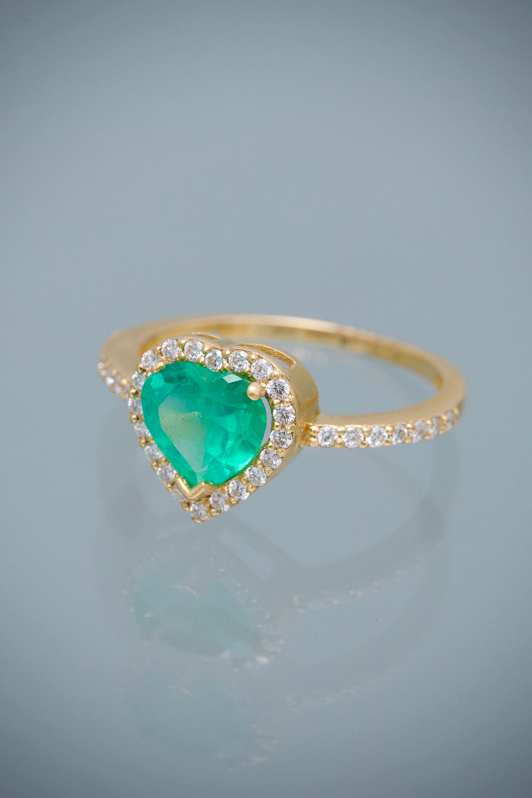 Solitario Corazon con 114pts de Esmeralda y 29pts de Diamante 2.6gr / Talla 7 1/4 — Oro Amarillo