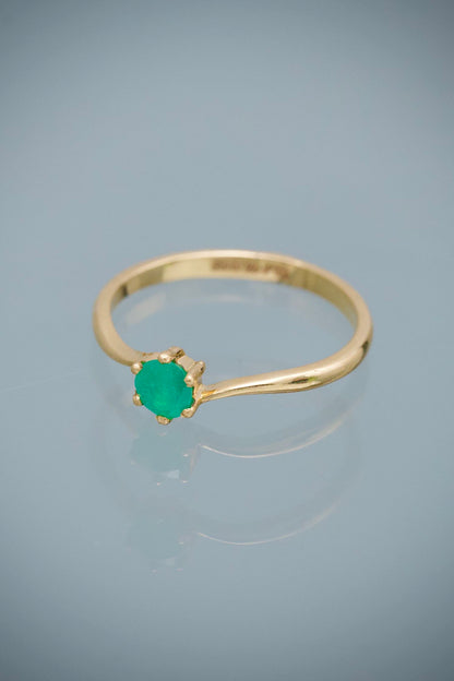 Solitario con 25pts de Esmeralda 1.6gr / Talla 6 — Oro Amarillo
