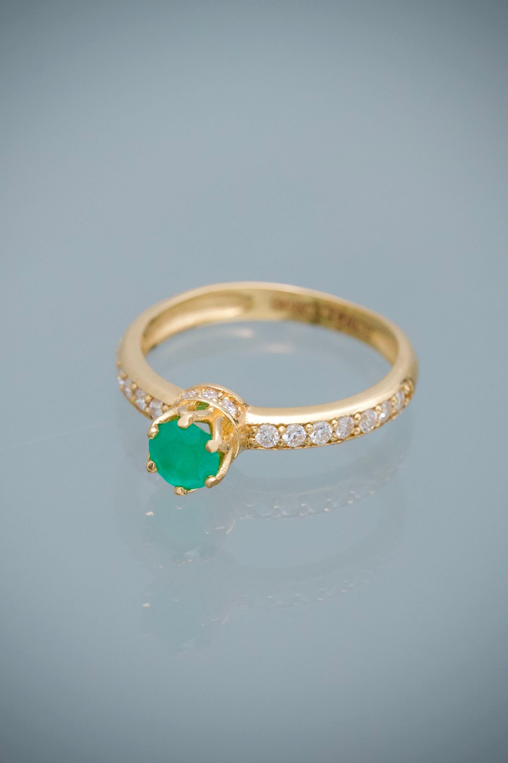 Solitario con 37pts de Esmeralda y 27pts de Moissanitas 2.6gr / Talla 5 3/4 — Oro Amarillo