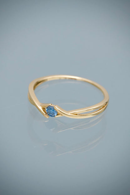 Anillo con 10pts de Moissanitas 1.35gr / Talla 7 1/2 — Oro Amarillo